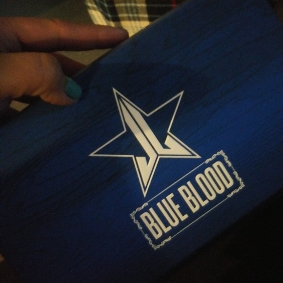 Eyeshadow - Picture 1 of 3